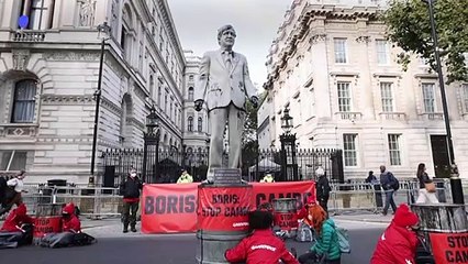 Greenpeace éclabousse de pétrole une statue de Boris Johnson devant Downing Street