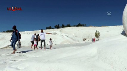 Denizli'deki travertenlere turist akını