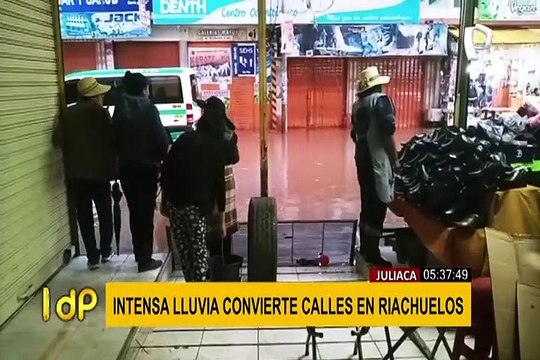 Intensas lluvias anegan calles en Juliaca