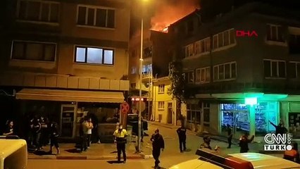 Apartmanı saran alevler mahalleliyi sokağa döktü