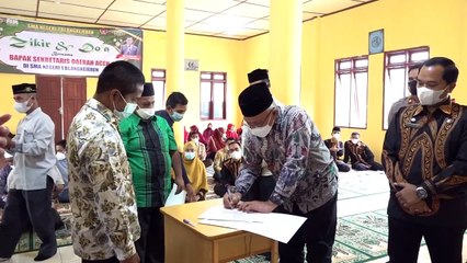 Di Aceh Tenggara, Sekda Aceh  Serahkan Piagam Penghargaan Kepada 77 Kepsek dan Guru
