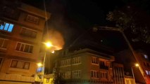 Gece yarısı yangın paniği! Apartmanın çatısı alev alev yandı, onlarca kişi sokağa çıkıp izledi