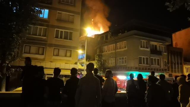 Apartmanın çatısı alev alev yandı.. Onlarca kişi sokağa çıkıp izledi