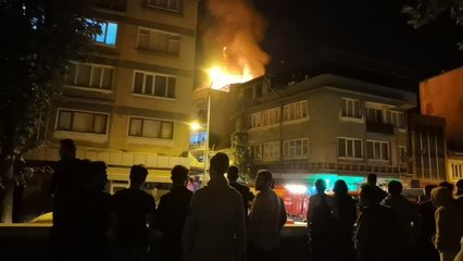 Apartmanın çatısı alev alev yandı.. Onlarca kişi sokağa çıkıp izledi