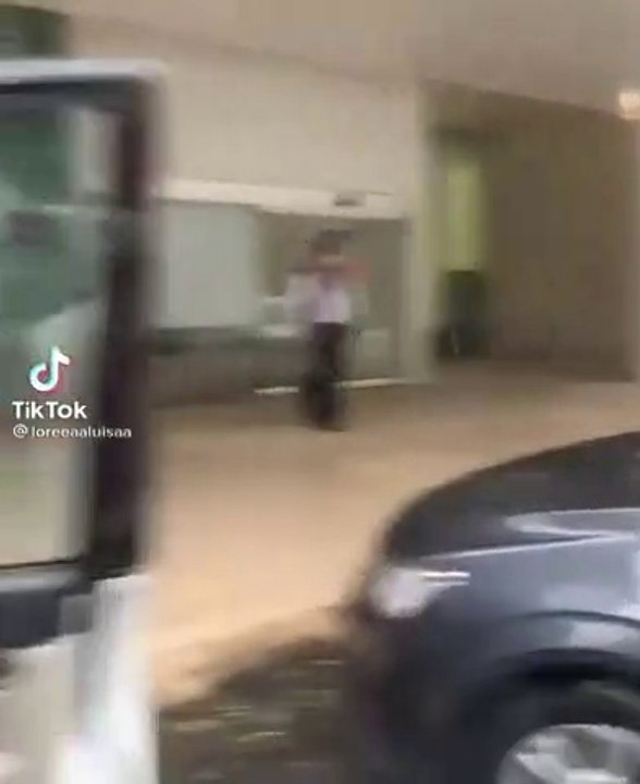 Nggak kuat menahan rindu, dua remaja lakukan hal ini di depan umum.