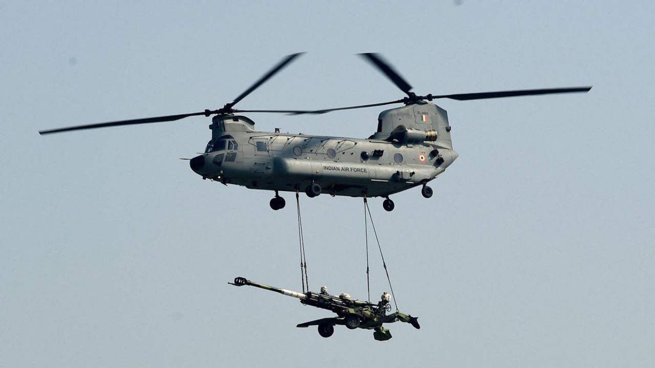 Air Force Day: Rafale-Sukhoi showed stunts at Hindon Airbase