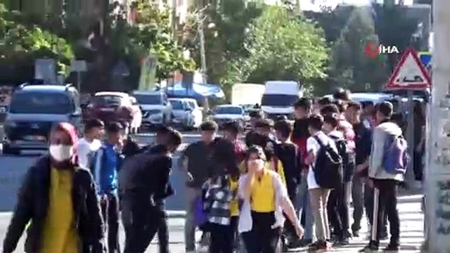 Burası Teksas değil, Diyarbakır’da bir okulun önü