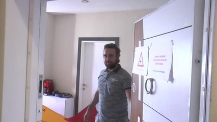 İlginç uçuşlarıyla tanınan yamaç paraşütü pilotu şimdi de uçak yapıyor