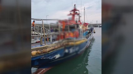 충남 서천 해상에서 어선이 부두 구조물과 충돌...11명 부상 / YTN