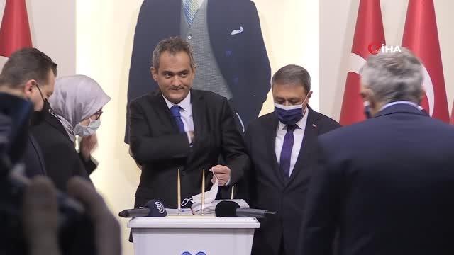 Son dakika! Milli Eğitim Bakanı Özer: Geçen hafta itibarı ile 71 bin 320 okulumuzun 2 tanesinde yüz yüze eğitime ara verilmişti.