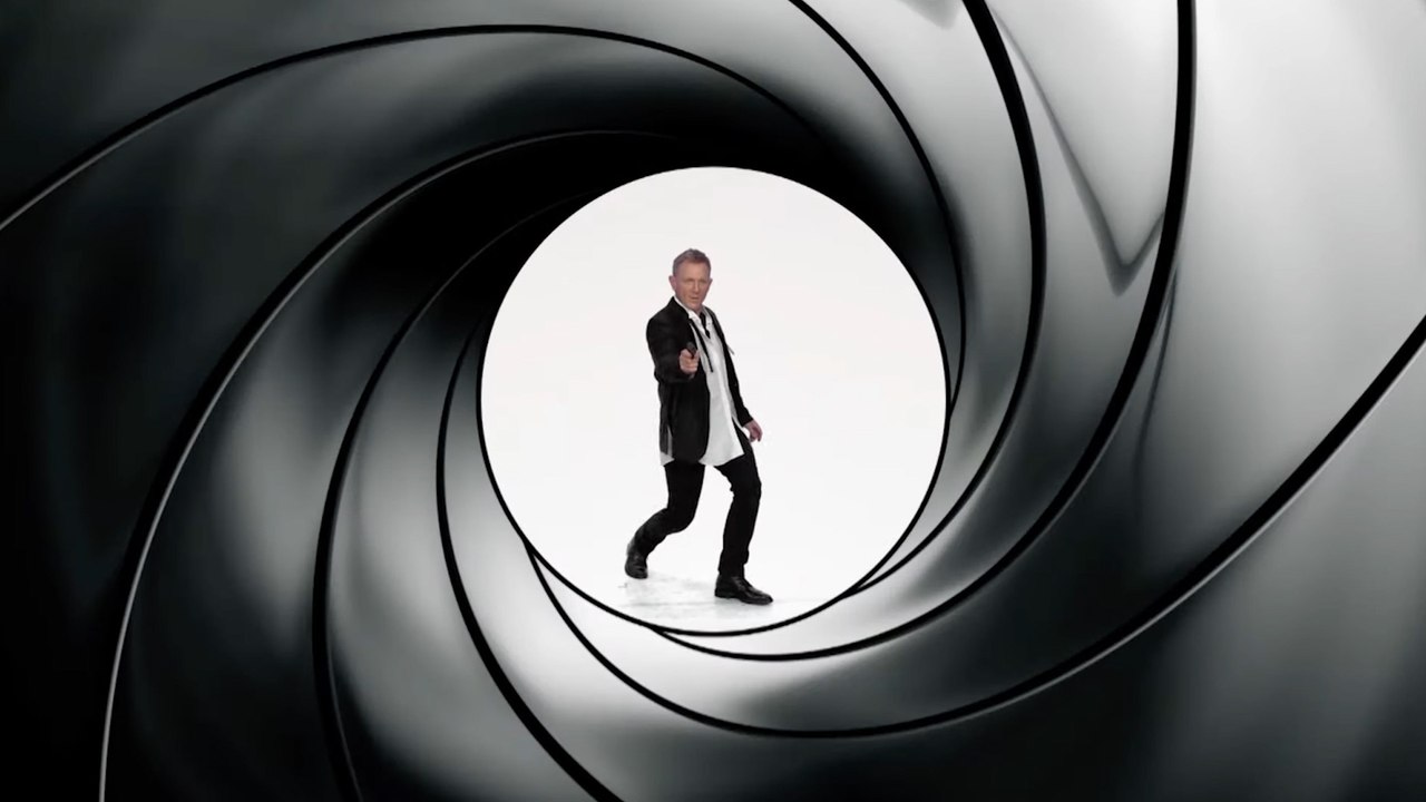Daniel Craig has fun recreating Casino Royale with James Corden