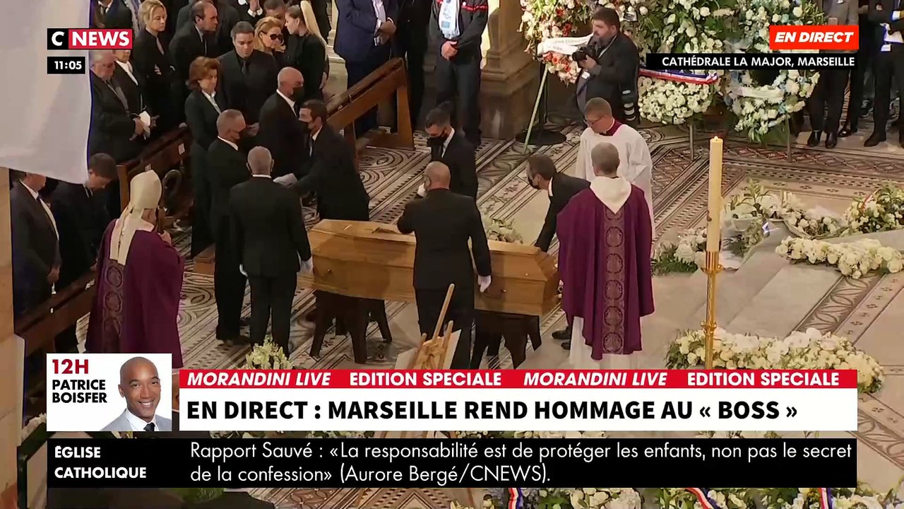 Obsèques de Bernard Tapie: Revoir l'entrée de son cercueil ovationné par les personnes présentes dans la cathédrale La Major, à Marseille - VIDEO