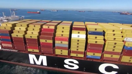 美 서부 앞바다에 화물선 60척 대기...항만 대란 / YTN