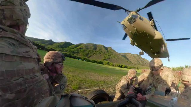 US Army – M777 Howitzer Live Fire Artillery Raid