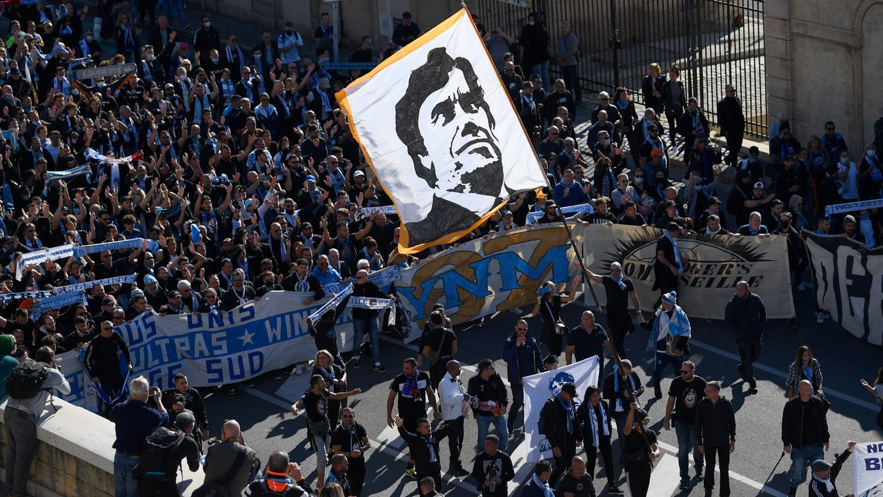 Obsèques de Bernard Tapie : une foule de Marseillais unie derrière le corbillard