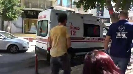 Umumi tuvalette çıplak yakalandı, gazetecilere öpücük atıp el salladı