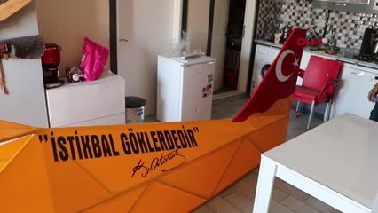 6'NCI KATTAKİ EVİNDE YAPTIĞI UÇAK GÖVDESİNİ BALKONDAN SARKITARAK İNDİRDİ