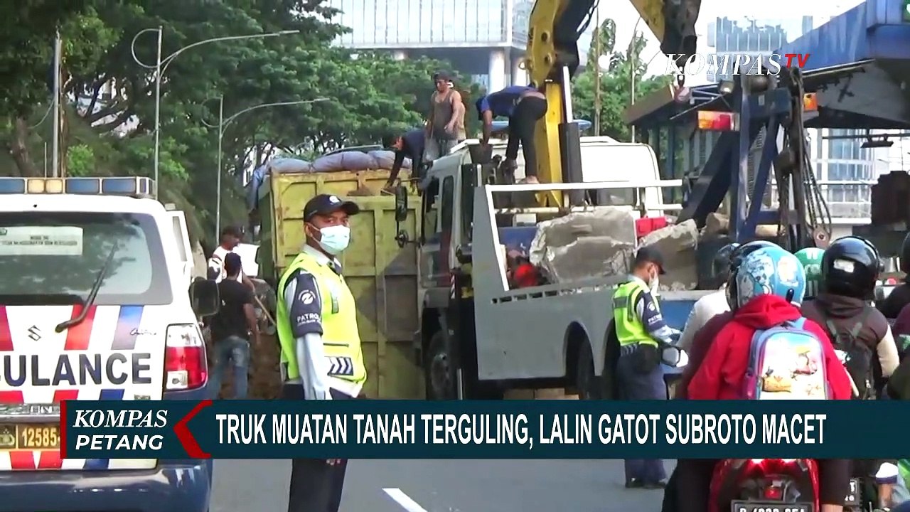 Truk Muatan Tanah Terguling, Lalu Lintas Gatot Subroto Macet