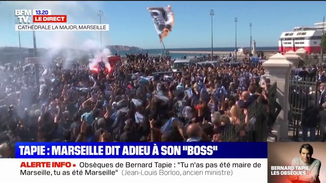 Supporters, chants, fumigènes: ambiance de stade devant la cathédrale de la Major pour les obsèques de Bernard Tapie