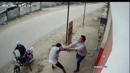 Delincuentes quisieron robarle, pero salió respondón y los sacó corriendo