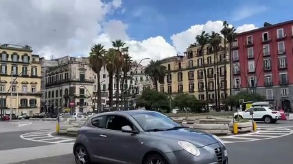 Napoli, la breve "vita" di Babbo Natale in piazza Vittoria: montato e rimosso in un giorno