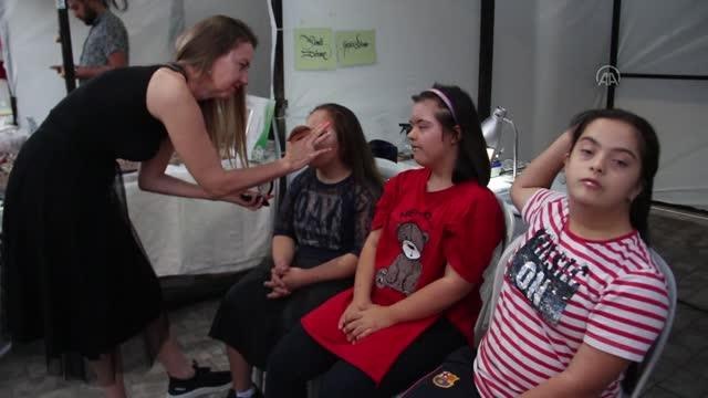 Kadın Kooperatifleri Festivali'ndeki defilede podyuma çıkan özel bireyler alkış aldı