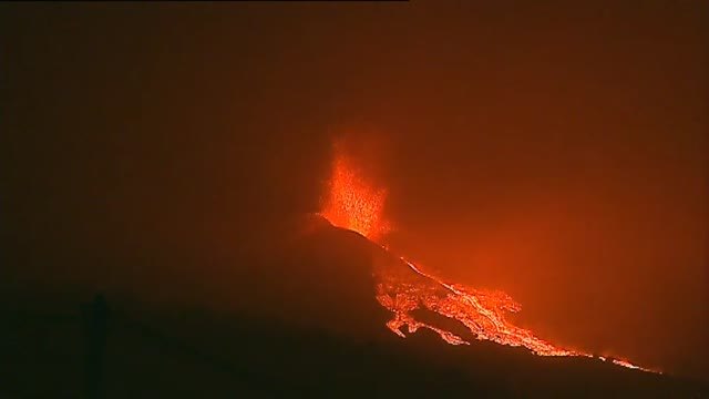 Aumenta la actividad del volcán con más lava empujando las coladas