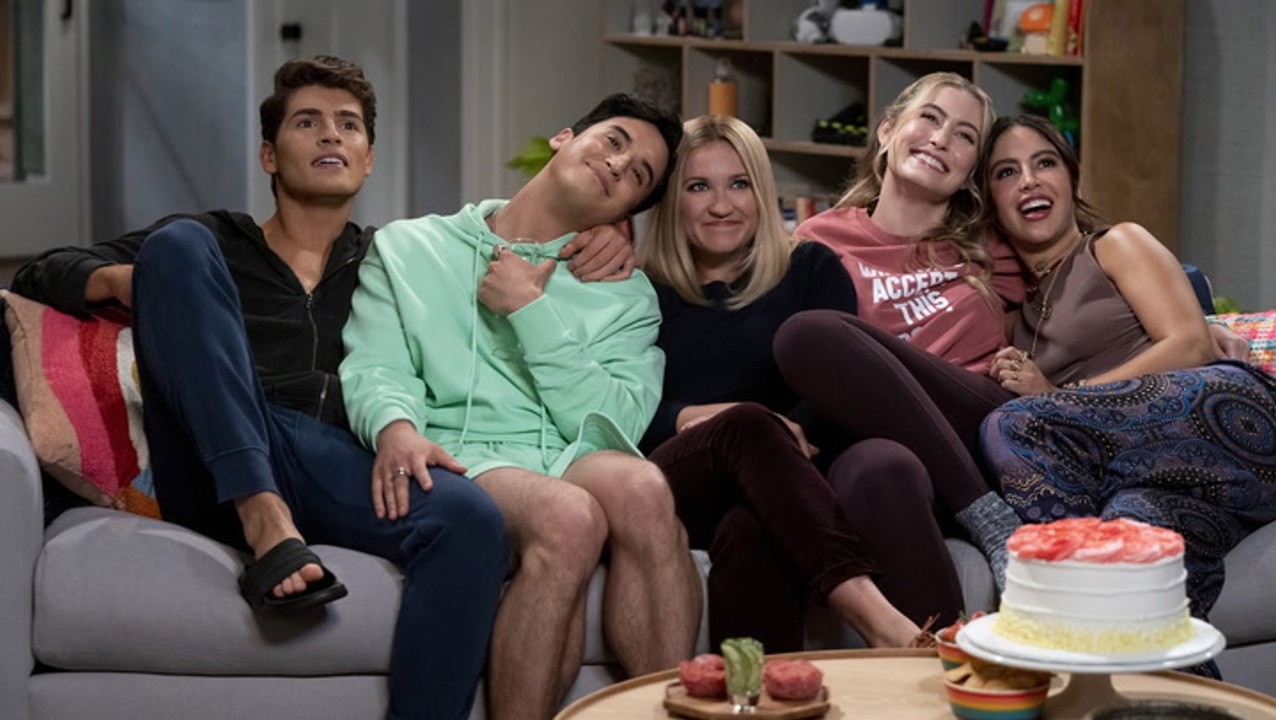 'Pretty Smart' Cast Talk New Netflix Series, Reveal Their Guilty Pleasures | THR Interview