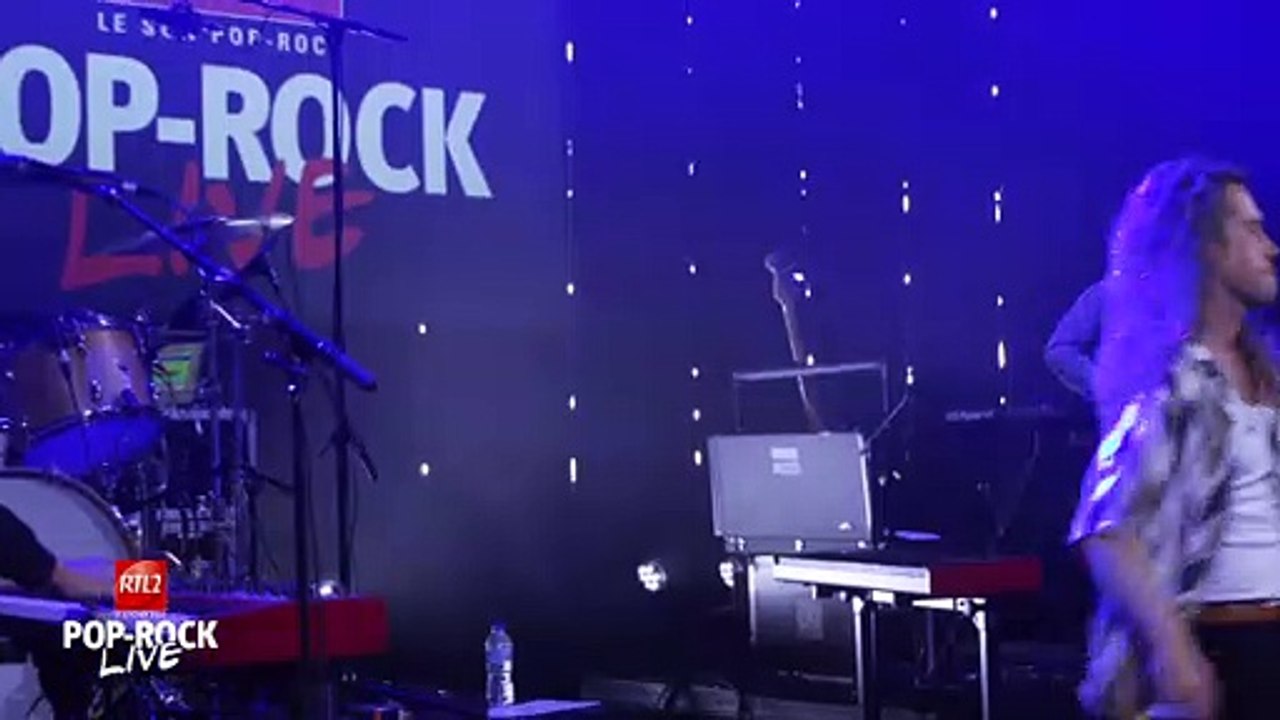 Julien Doré chante "Waf" en live à Paris pour un concert RTL2