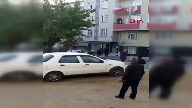 Önce bıçağı kendi boynuna dayadı sonra kafedeki bir kişiyi rehin aldı