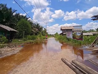 Air Pasang Rendam Jalan Desa Selat Akar, Kepulauan Meranti