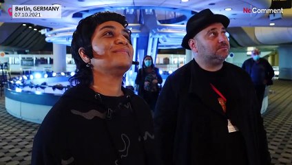 شاهد: برلين تحتضن عرضا فنيا ضوئيا في أكبر بناية عصرية