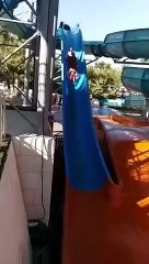 Download Video: Il rate la sortie du toboggan aquatique et fait une énorme chute