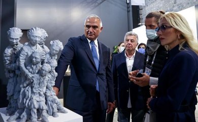 Bakan Mehmet Nuri Ersoy, eşi Pervin Ersoy'la birlikte 16. Contemporary İstanbul'u ziyaret etti