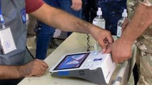 Fuerzas de seguridad iraquíes votan en comicios parlamentarios con esperanza