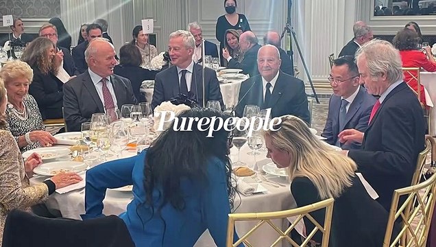 Marc Ladreit de Lacharrière entouré du ministre Bruno Le Maire pour le retour d'un dîner attendu