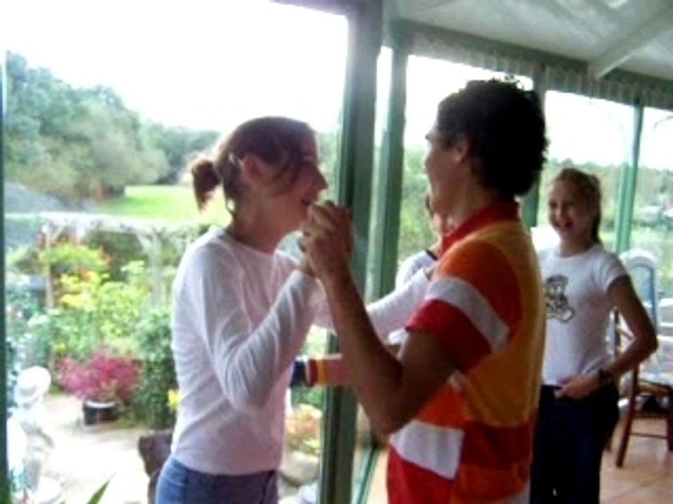 fé lui un bisous il est mignon  !!!