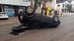 Renault Sandero capota após forte colisão no Centro de Cascavel