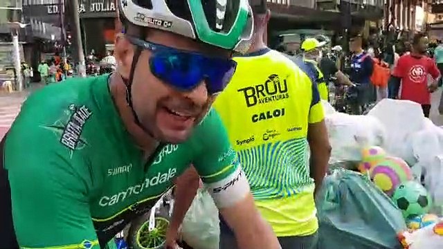 Ciclista pedala 12 horas para arrecadar brinquedos, em BH