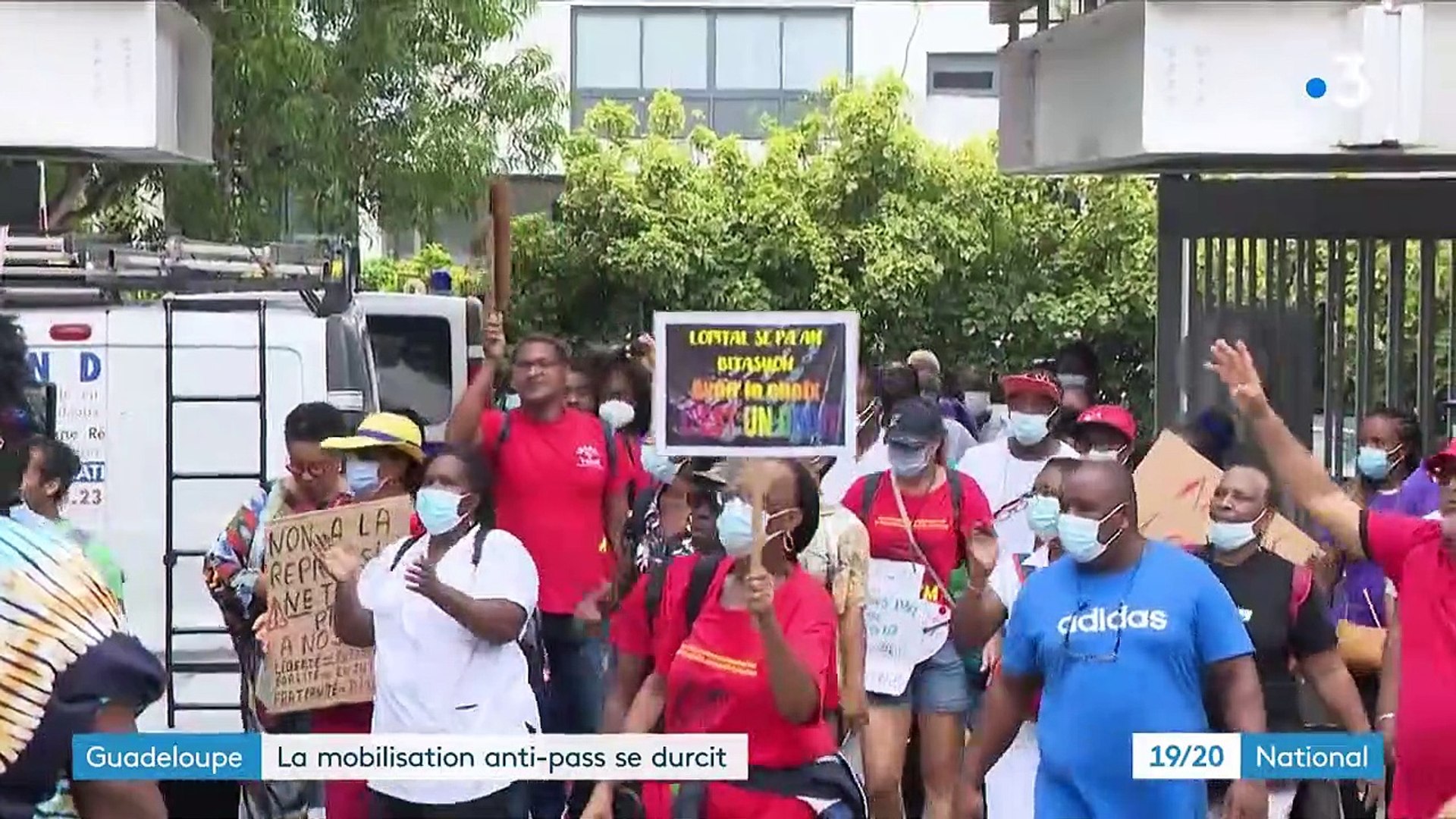 Guadeloupe : la mobilisation des anti-pass sanitaire franchit un nouveau  cap - Vidéo Dailymotion