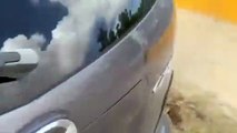 Hombre apuñala neumáticos de joven por roce entre vehículos