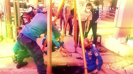 Kartu ATM Jatuh ke Gorong-Gorong, Petugas Damkar Langsung Turun ke Lapangan