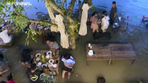 Hochwasser in Thailand - Restaurantgäste sitzen im Wasser