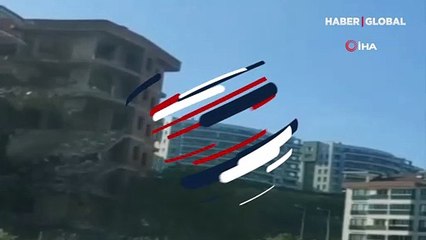 Bursa'da yıkılmak istenen boş bina ilk kepçe darbesinde çöktü
