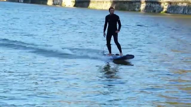 Una empresa española presenta una tabla de surf eléctrica en la ría de Bilbao