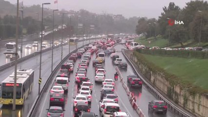 İstanbul'da yağış, trafiği olumsuz etkiledi