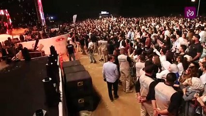 تامر حسني يستدعي الفتى صالح إلى المسرح.. ماذا قال له؟