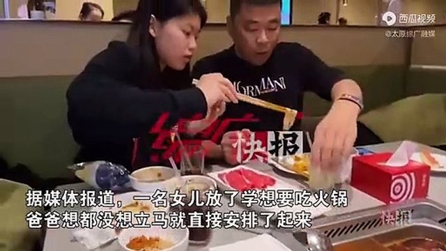 Con gái gắp đồ ăn cho bố khiến CĐM thích thú