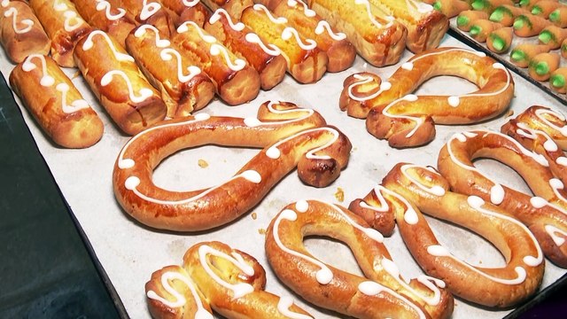 La tradicional 'mocadorà' vuelve a endulzar el día de la Comunidad Valenciana