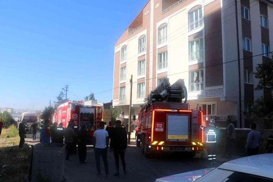 Apartman garajında yakılan tandır yangına neden oldu